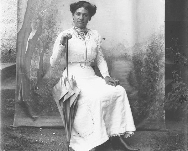 Jeune femme de Saint- Germain-sur-Moine vers 1900